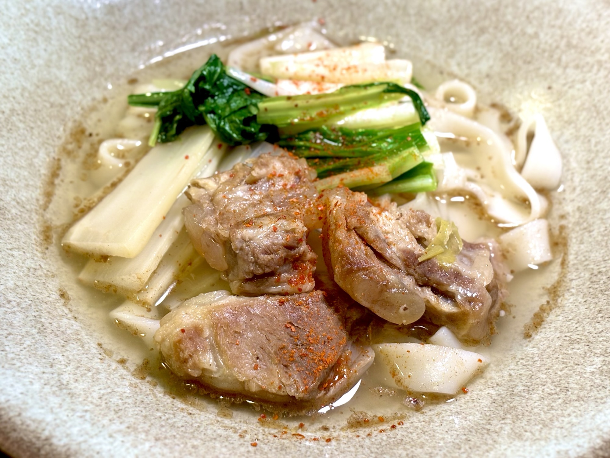 透明なのに、しっかりコクがある。ソーキうどん