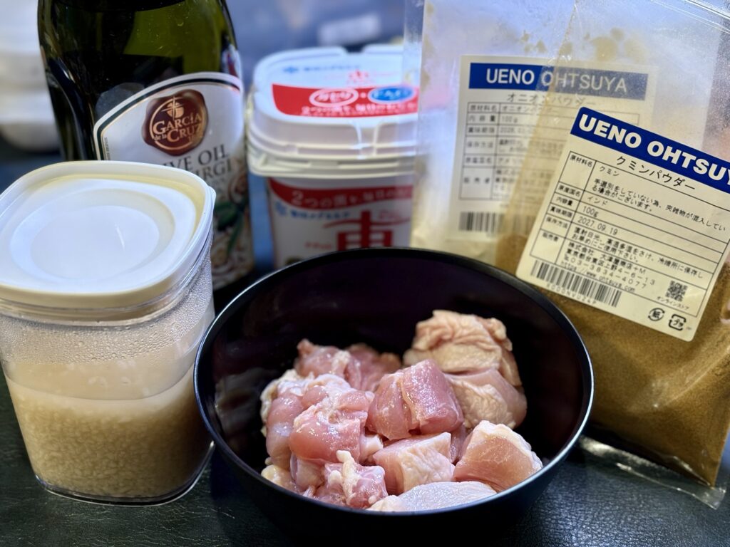 チキンケバブの材料（鶏もも肉、ヨーグルト、白い醤油麹、クミン、スパイス）