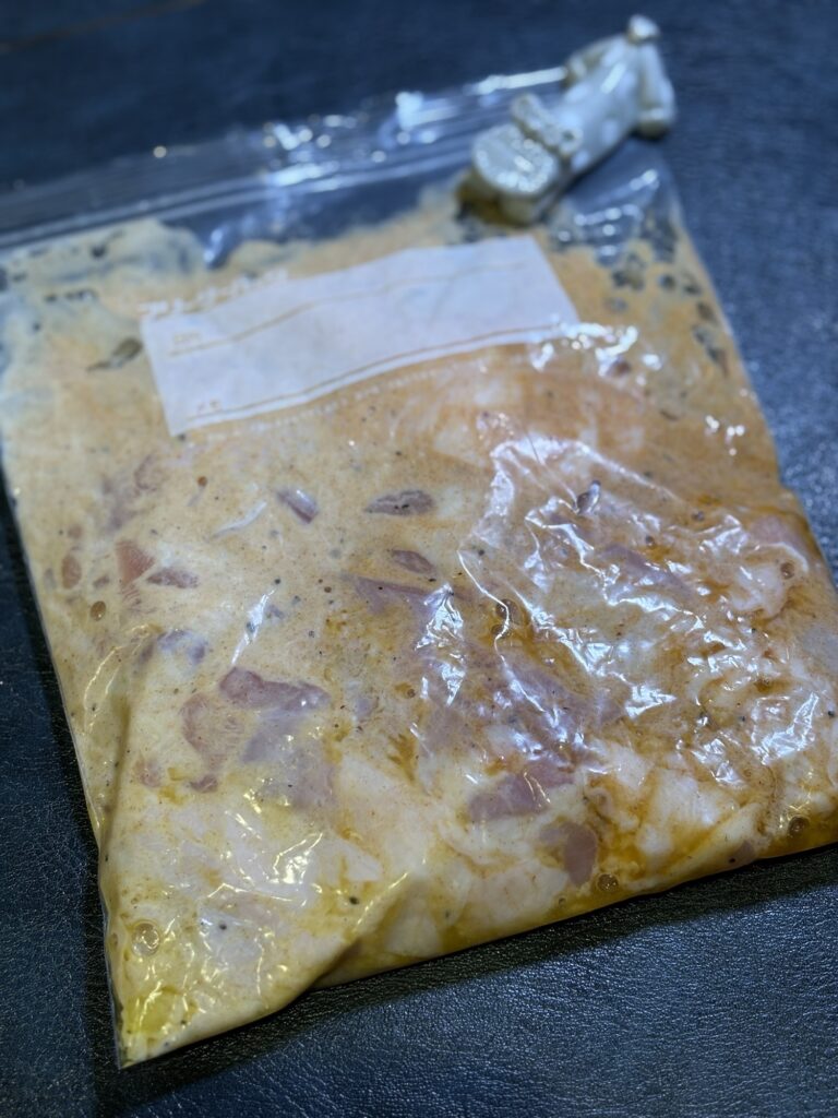 ヨーグルトと白い醤油麹でマリネ。ここで旨みとやわらかさが決まる。