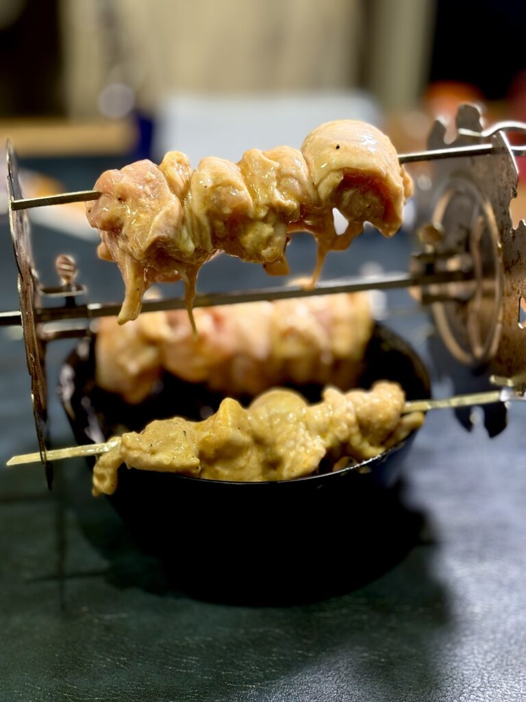 スピンローストグリルにセットしたマリネチキン