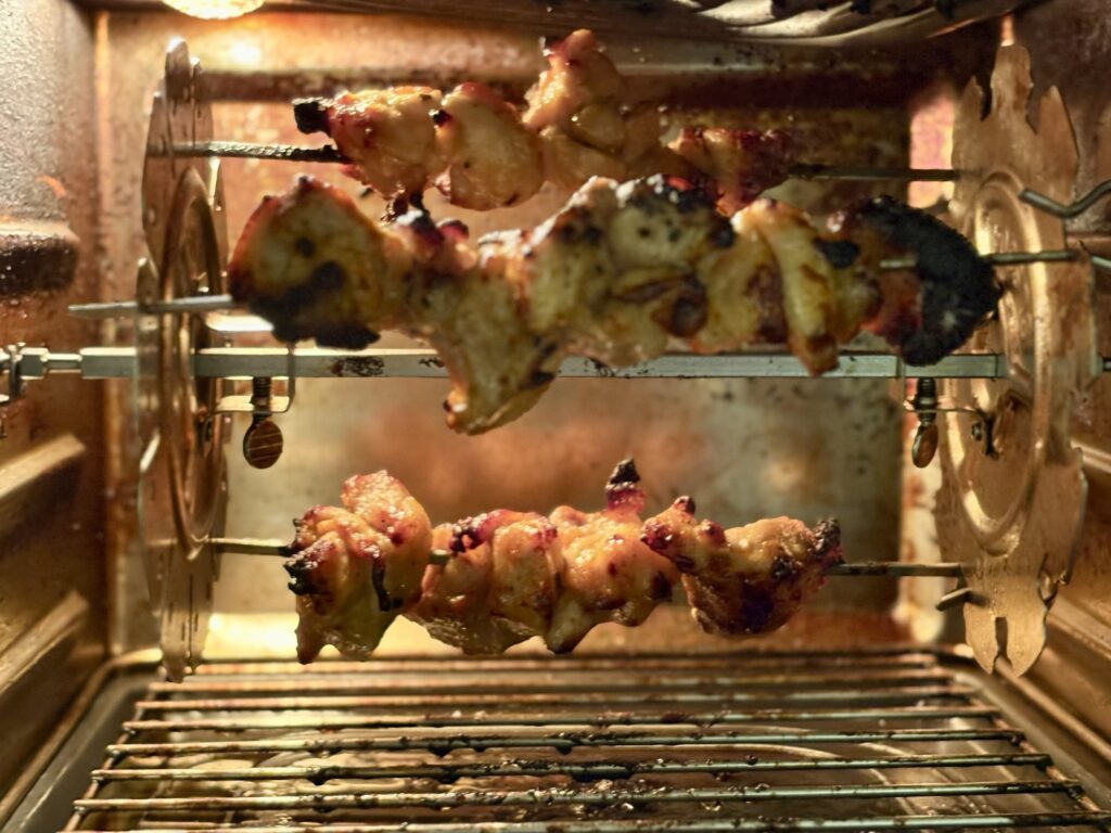 こんがり焼き上がったチキンシシカバブ