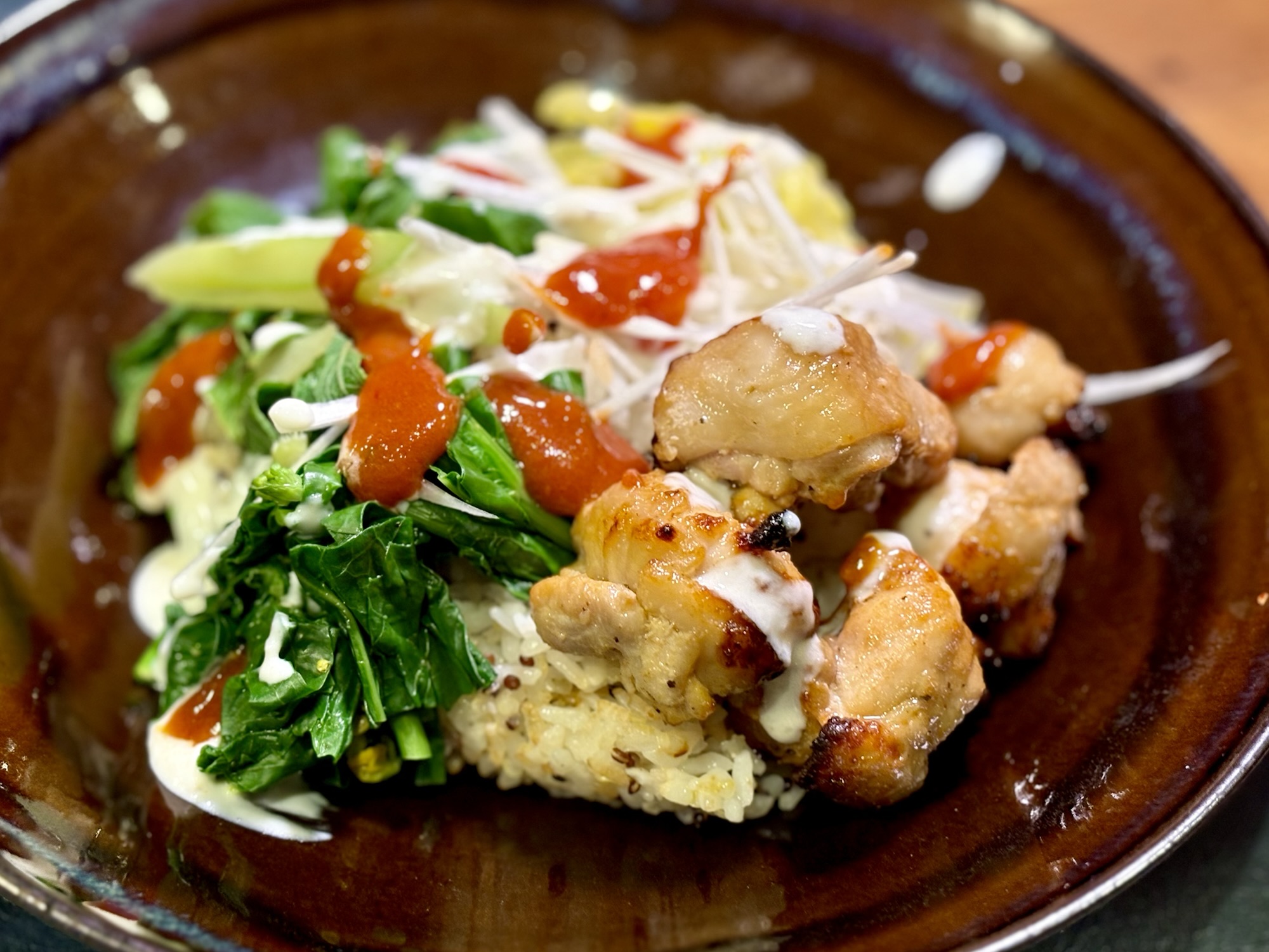 白い醤油麹チキンケバブ丼と春野菜（春キャベツ・菜の花・ウド）2色ソース仕上げ