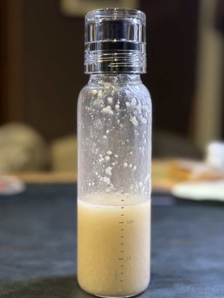 白い醤油麹のドレッシングボトル