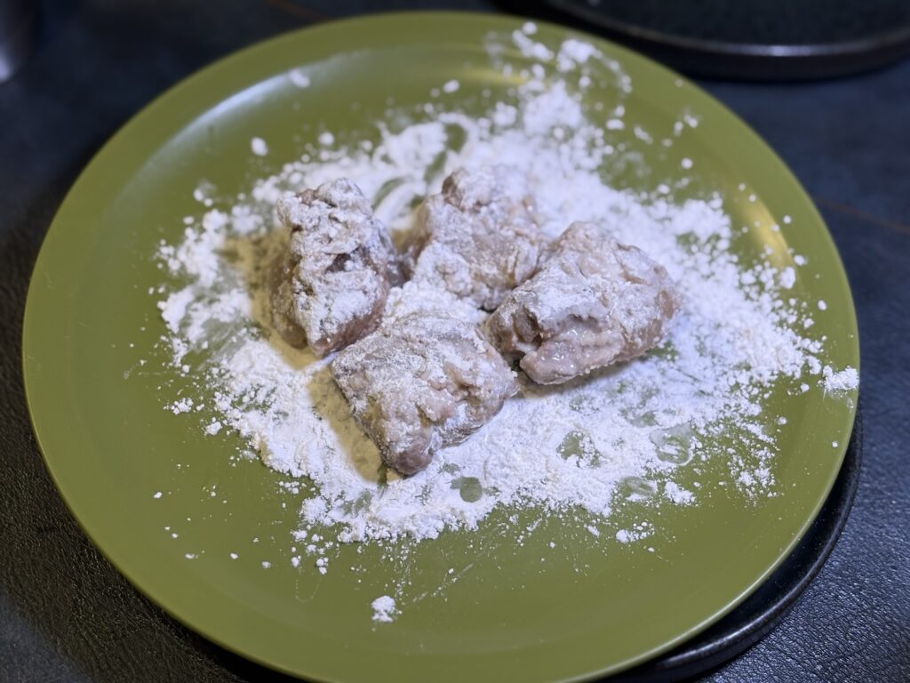 ソーキに米粉をまぶす 下処理 ベチャつかない揚げ物のコツ