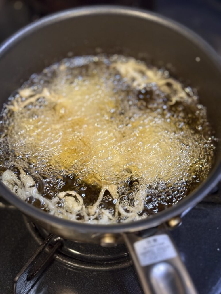 ソーキフリット 一度揚げ 低温で火入れする工程