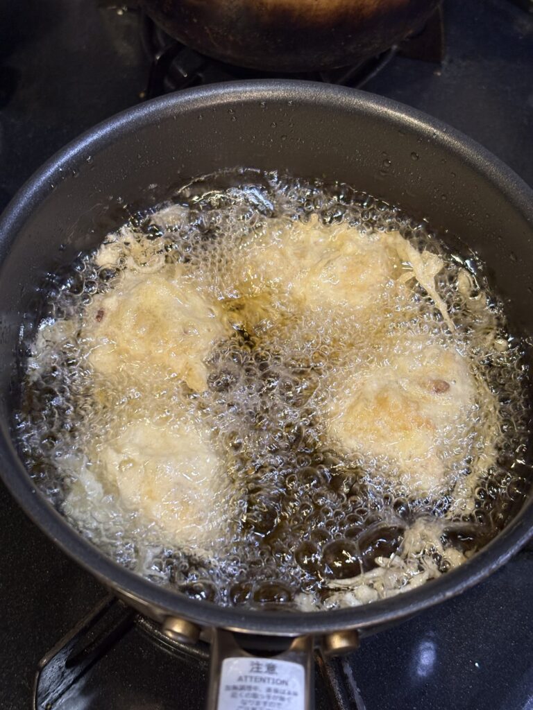 ソーキフリット 二度揚げ 高温でカリカリに仕上げる工程