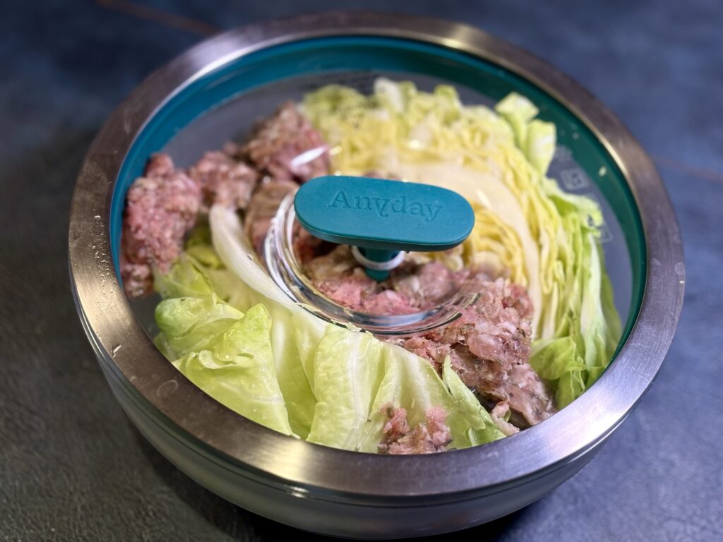 春キャベツと生の自家製サルシッチャを入れたエニディに蓋をしてレンジ加熱前の写真