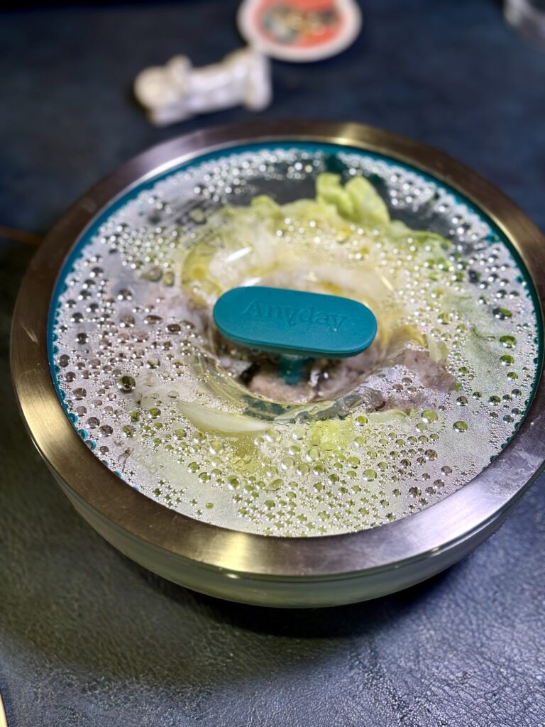 電子レンジ調理後のエニディを密閉し、余熱で春キャベツとサルシッチャをなじませている写真