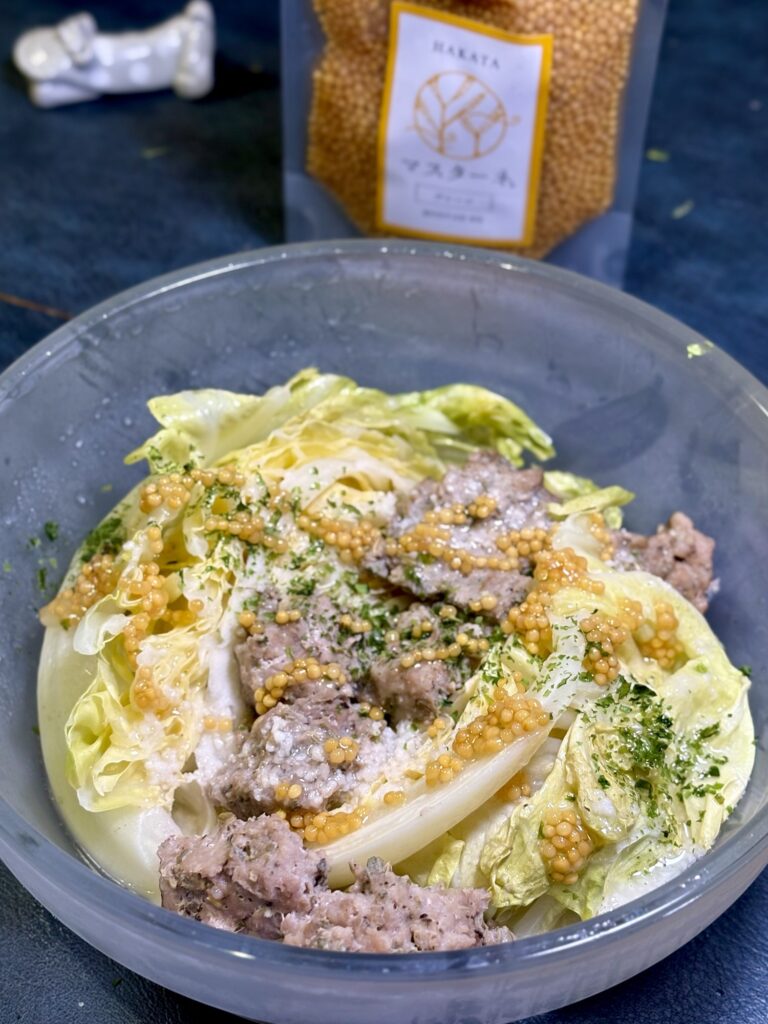 春キャベツの巻かないロールキャベツ風にマスターネとパセリをかけた完成写真