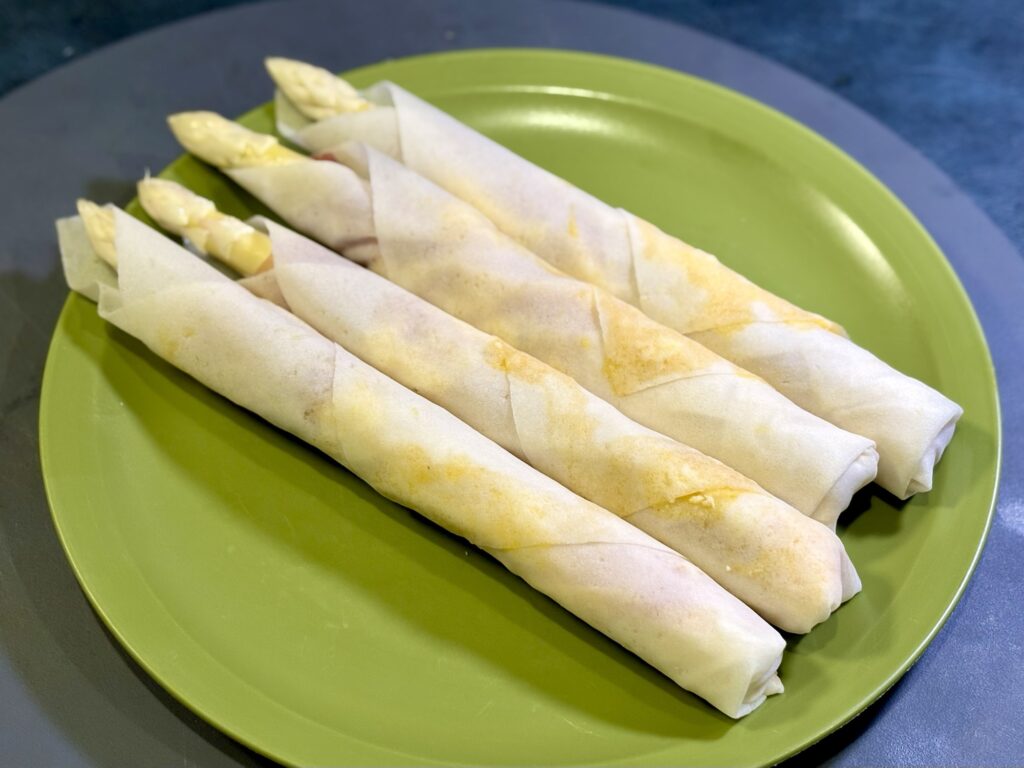 春巻きの皮で巻いたホワイトアスパラの写真