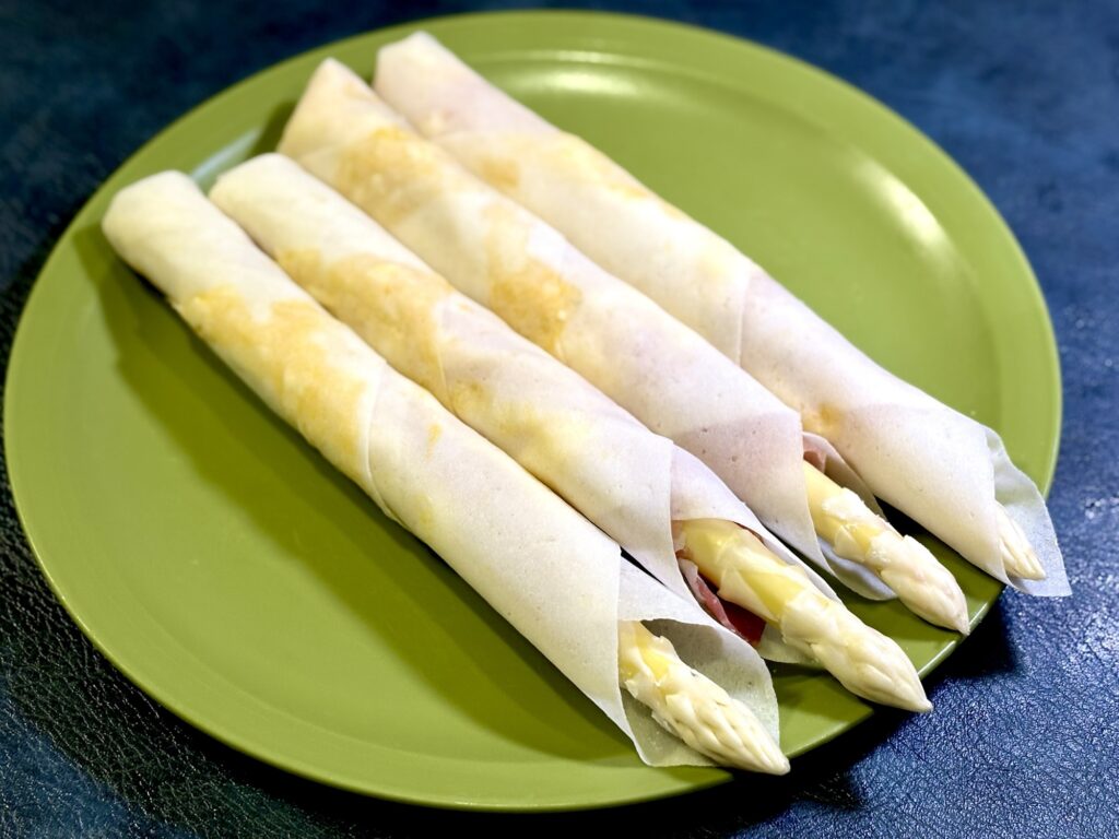 焼く前のホワイトアスパラ春巻きの写真