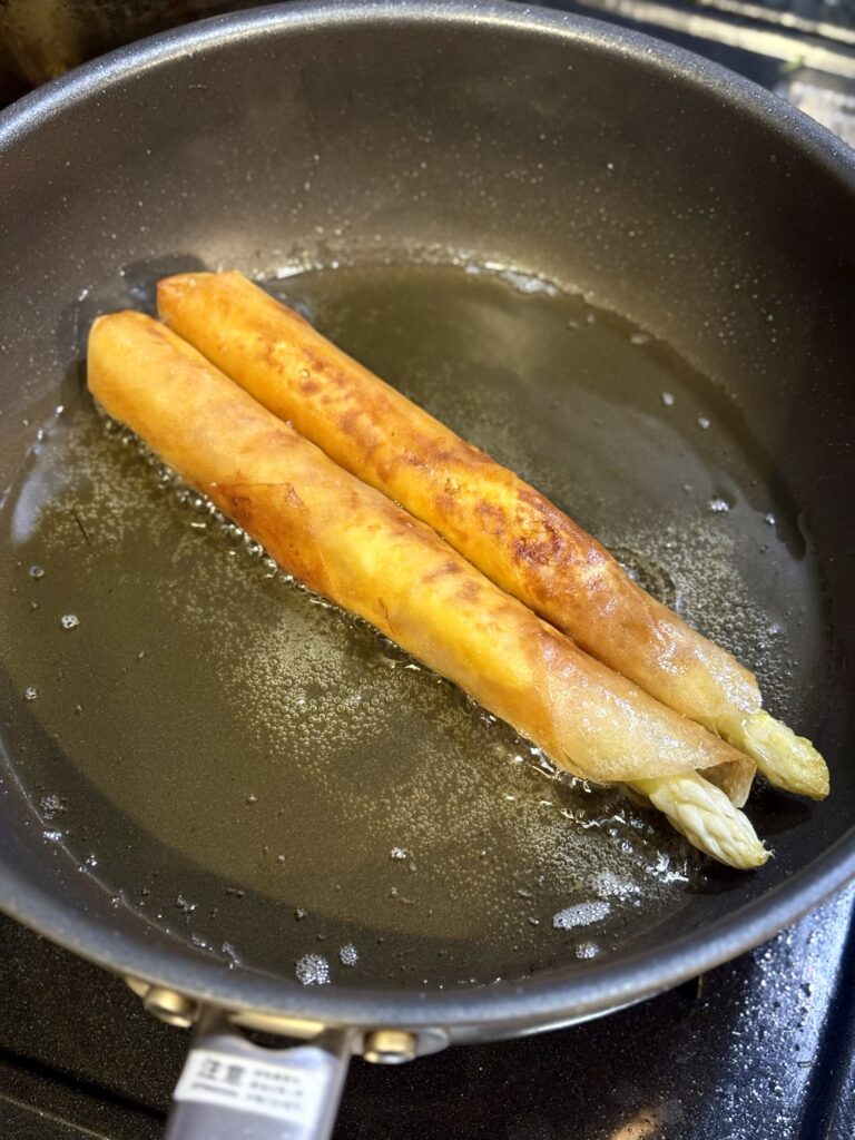 焼き色が付いたホワイトアスパラ春巻きの完成直前写真