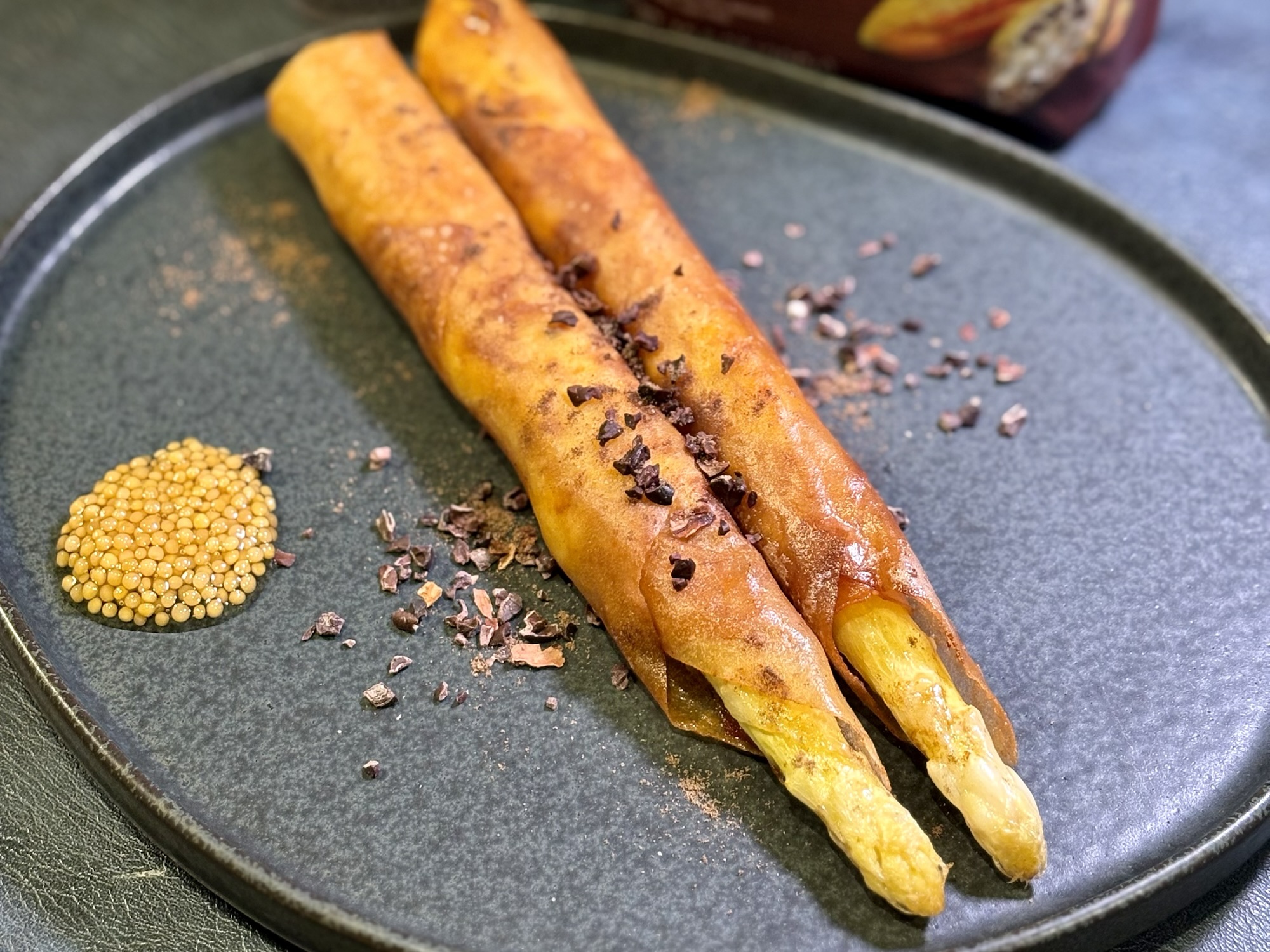 マスターネとカカオニブとトリュフゼストを添えたホワイトアスパラ春巻きの完成写真