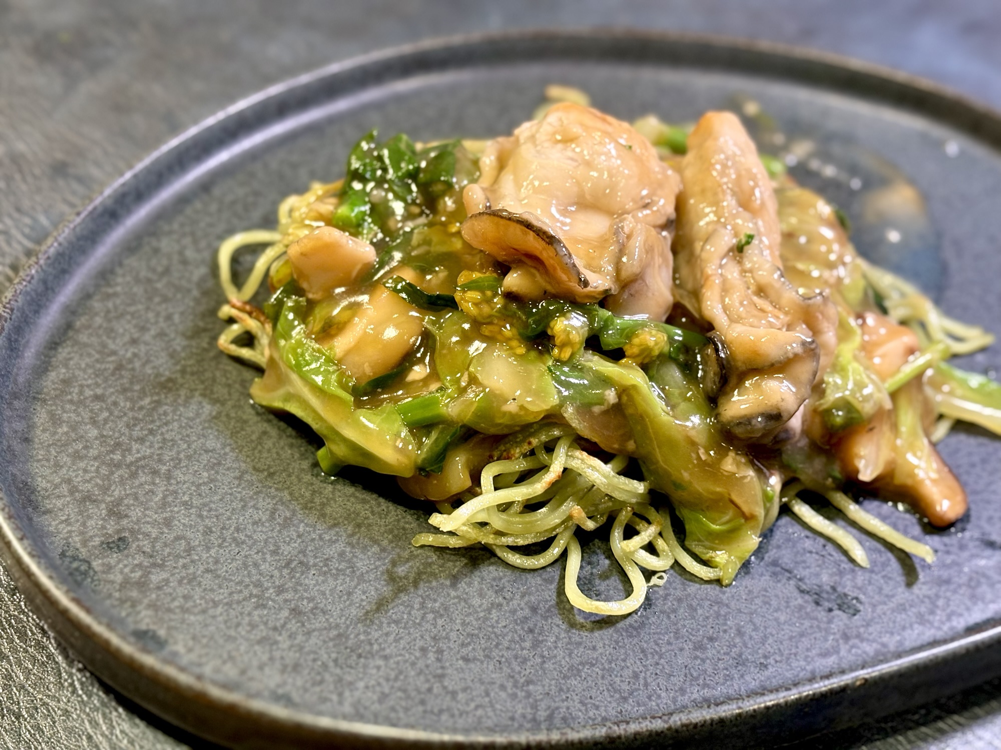牡蠣と春野菜の餡掛け焼きそば