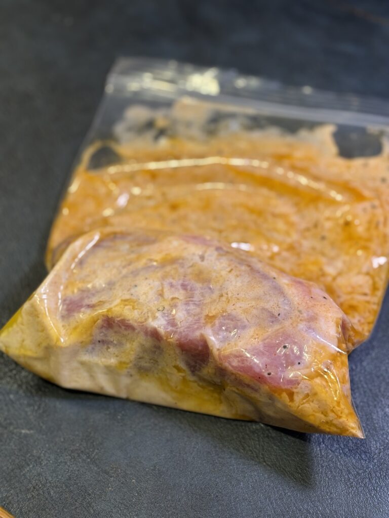 ヨーグルトと白い醤油麹で豚肉をマリネした下ごしらえ