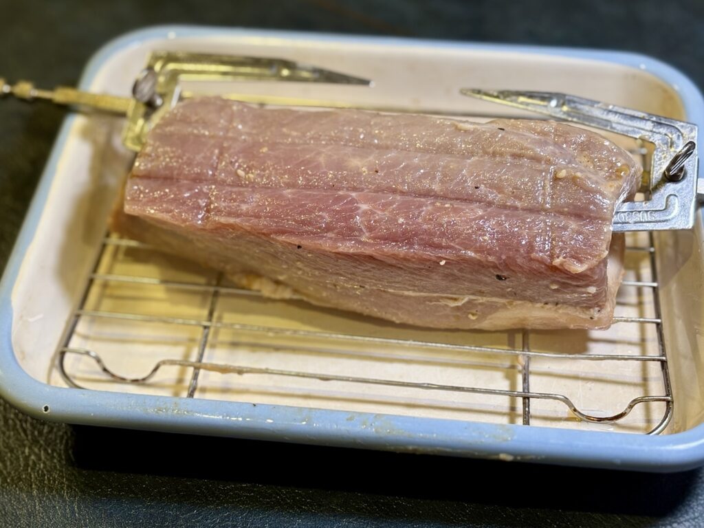 ロティサリーフォークにセットしたポークケバブ用豚肉
