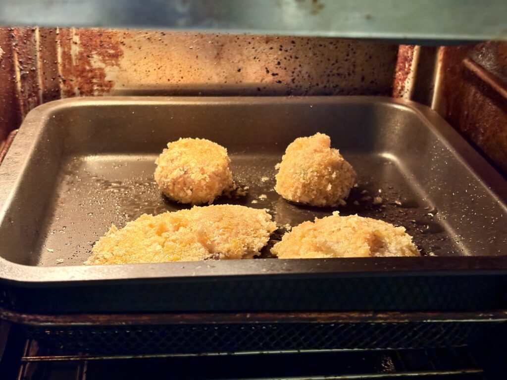 エペイオス・ノンフライオーブンの庫内で牡蠣フライとミートボールフライを焼いている写真
