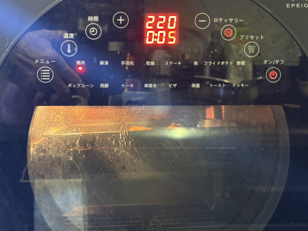 エペイオス・ノンフライオーブンで牡蠣フライとミートボールフライを220度5分で仕上げている表示の写真