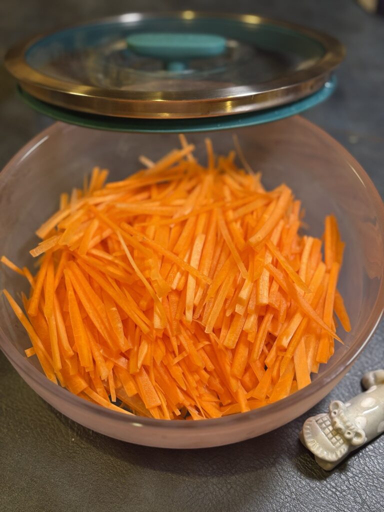 千切りにしたにんじん にんじんのヨーグルトサラダの下ごしらえ