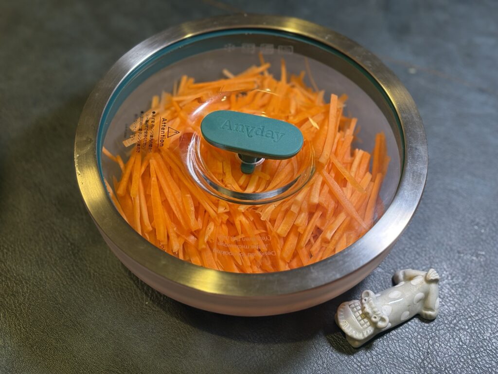 Anydayに入れた千切りにんじん 電子レンジで加熱する前の状態