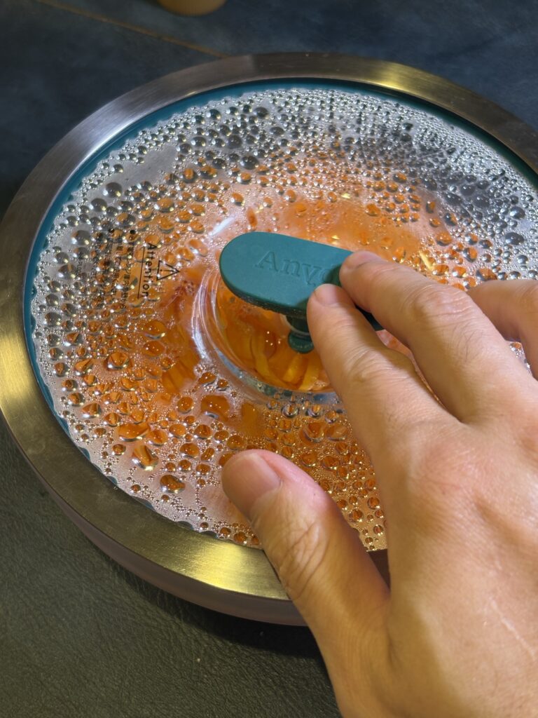 加熱後に蓋をして蒸らしているにんじん Anydayで余熱調理している様子