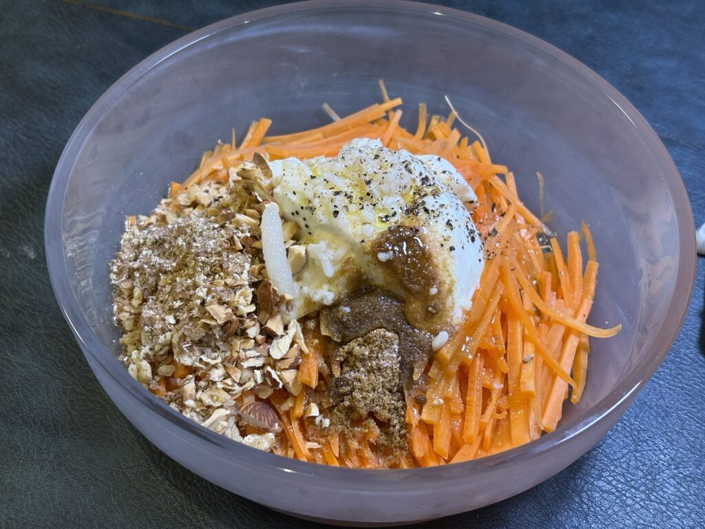 加熱したにんじんにヨーグルト クミン 胡桃 透明醤油麹を加えた状態