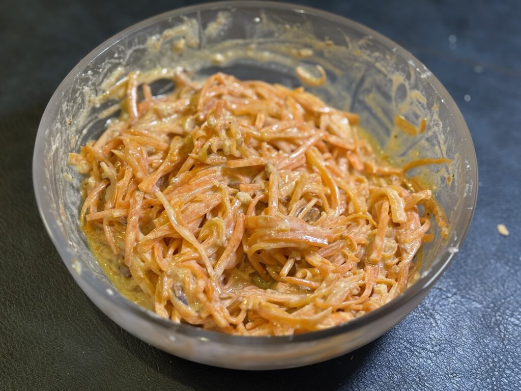 完成したにんじんのヨーグルトサラダ クミンと胡桃を合わせた副菜