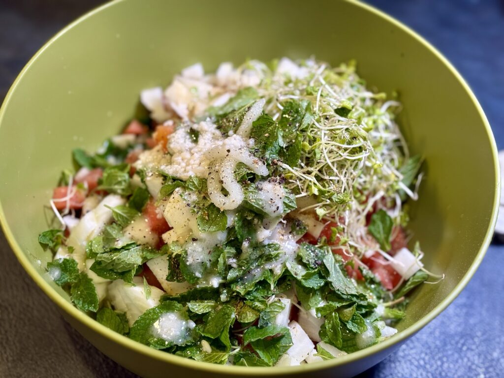 トマト きゅうり 新玉ネギ ピーマン ハーブ 白カビチーズを合わせたチョバンサラダの材料