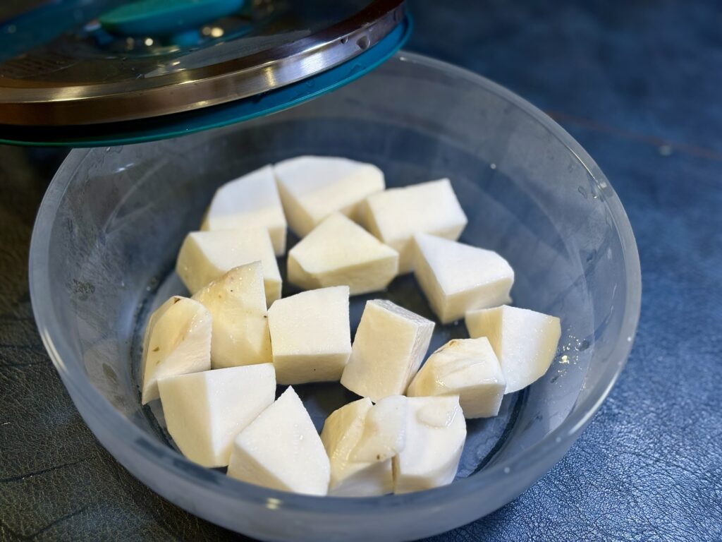 大きめに切った長芋をAnydayに入れた状態 長芋ポテトサラダの下ごしらえ