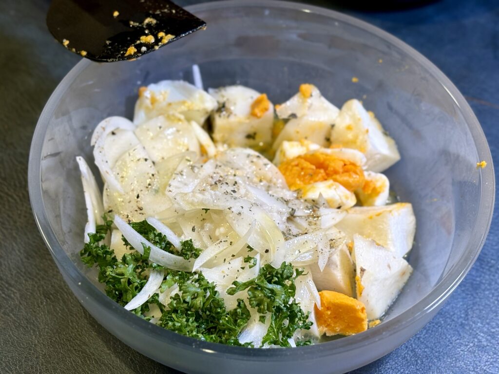 加熱した長芋に卵 新玉ねぎ パセリ 白い醤油麹ドレッシングを加えた長芋ポテトサラダ