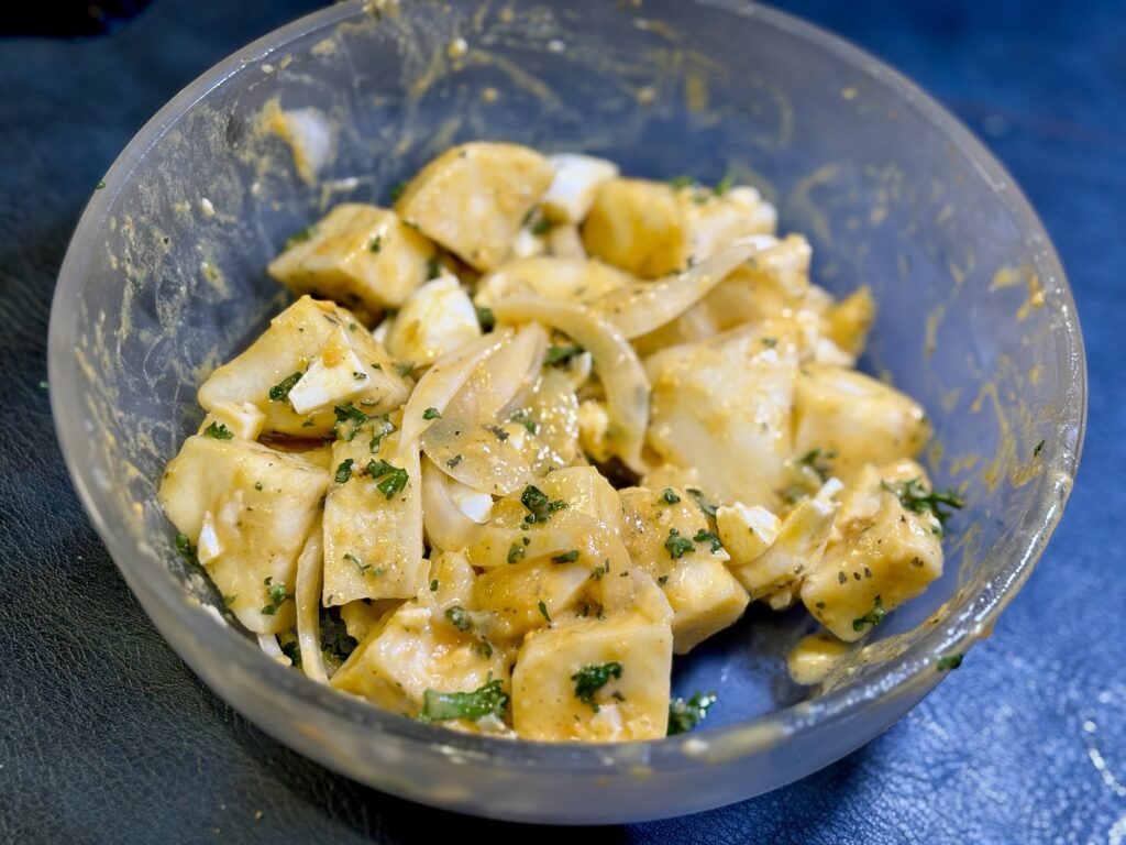 完成した長芋ポテトサラダ 新玉ねぎとハーブを合わせた副菜