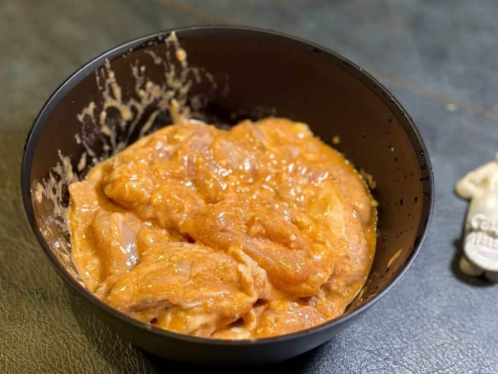 漬け込み後のチキンケバブ用鶏もも肉