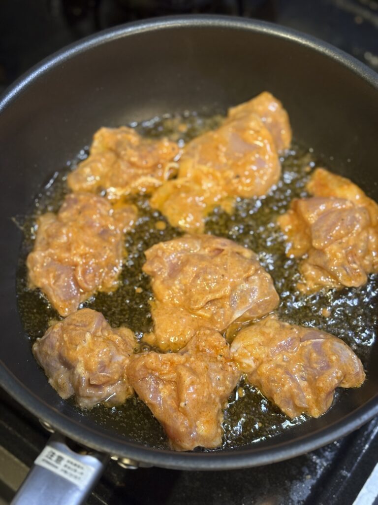 フライパンで焼き始めたチキンケバブの鶏もも肉
