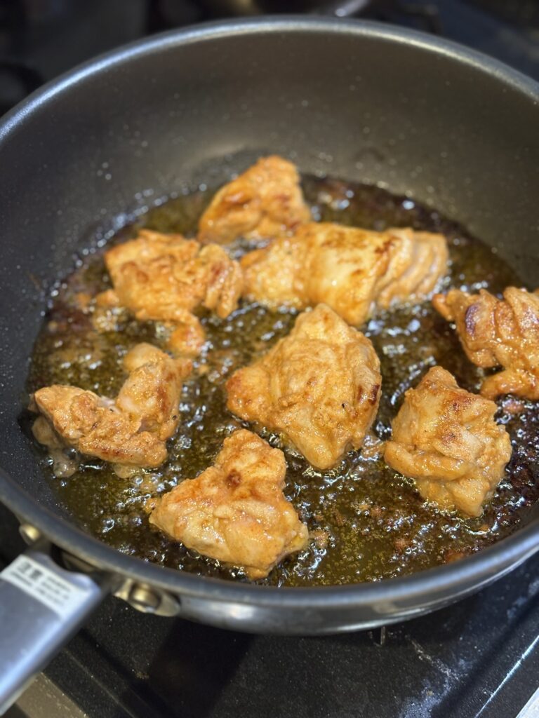 焼き色がついたチキンケバブ 鶏もも肉をフライパンで香ばしく焼いている様子