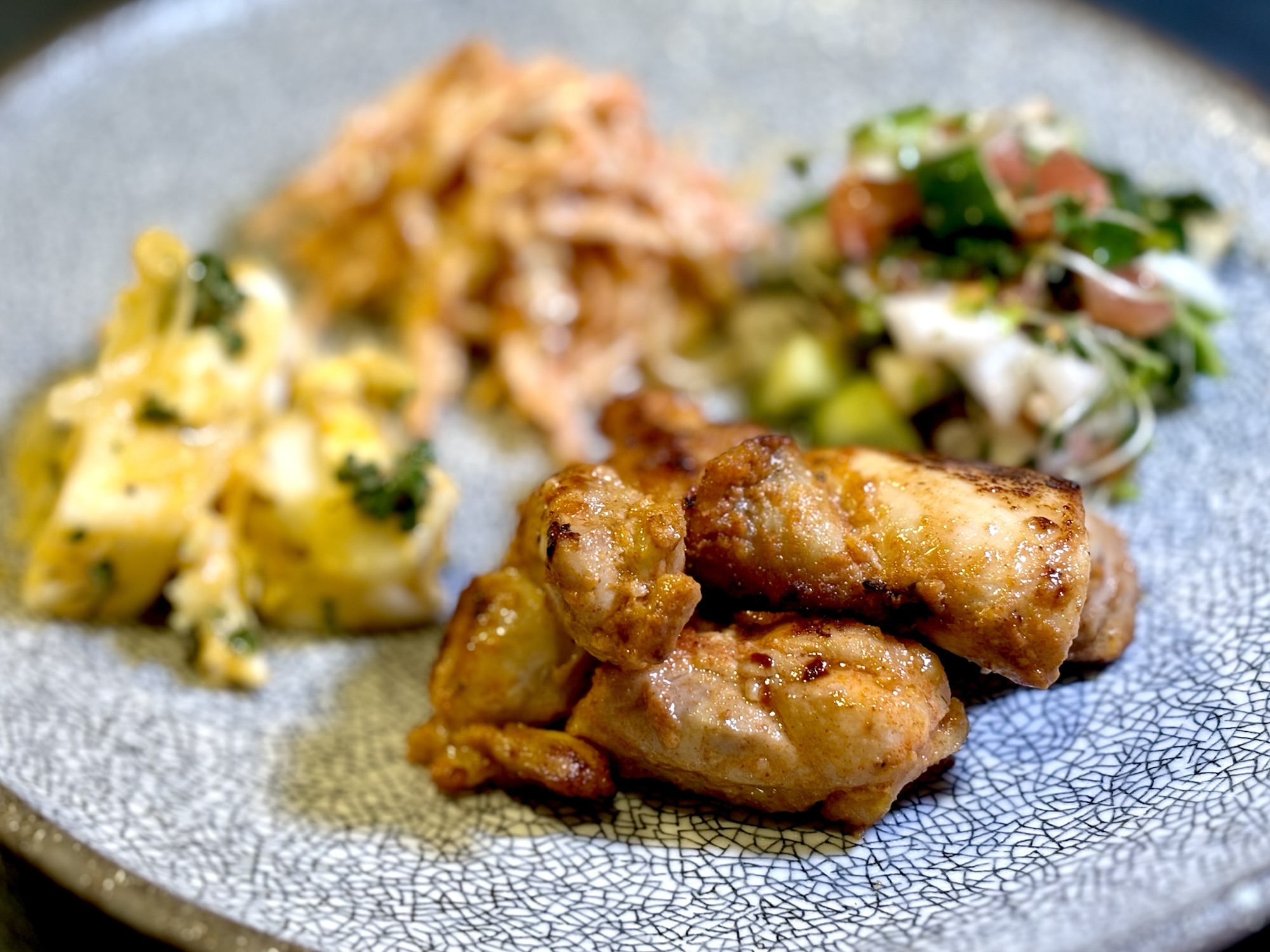 チキンケバブ にんじんサラダ 長芋ポテトサラダ チョバンサラダを盛り合わせたトルコプレート