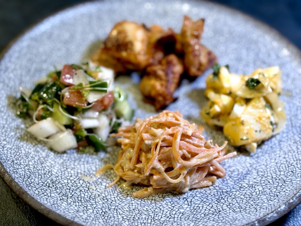 にんじんのヨーグルトサラダを手前に盛りつけたトルコプレート