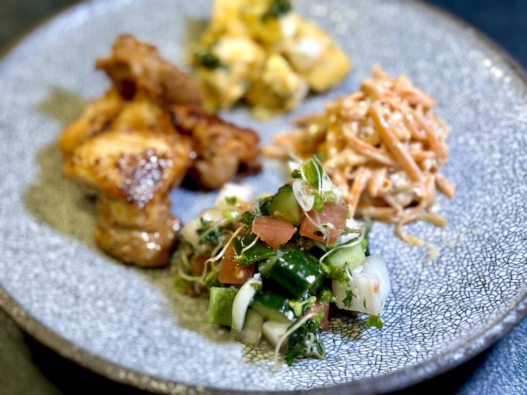 チョバンサラダの香りが、皿全体に明るさをつくる。