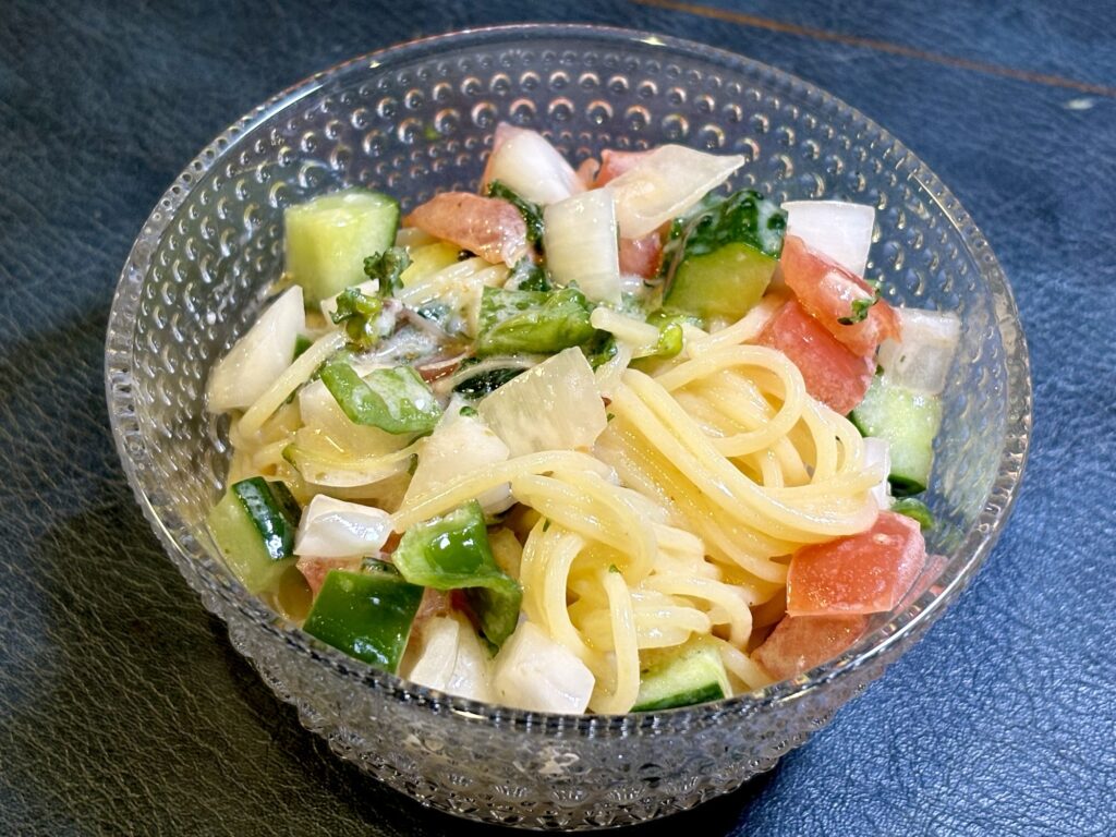 チョバンサラダとヨーグルトで仕上げたトルコ風冷製パスタ