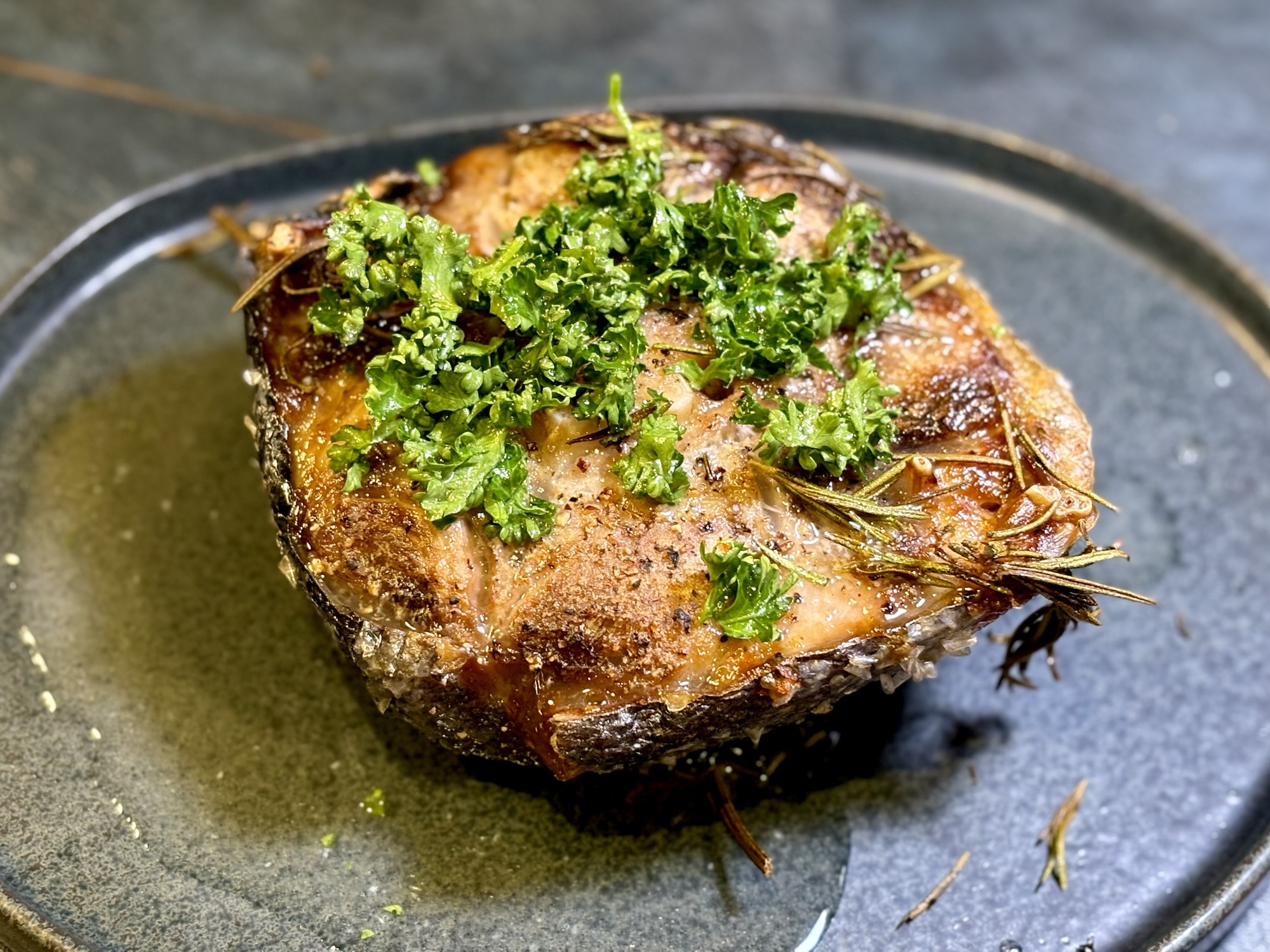 焼いたマグロのテールにパセリバター透明醤油をかけて仕上げた一皿