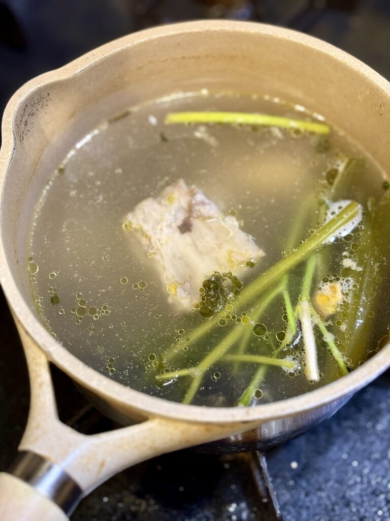 マグロテールの骨と香味野菜で取った澄んだスープ