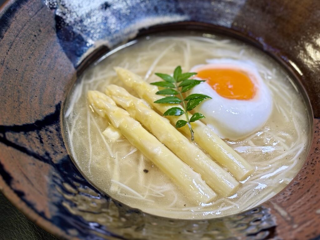 ホワイトアスパラと半熟卵をのせたマグロテール出汁のにゅうめん別カット