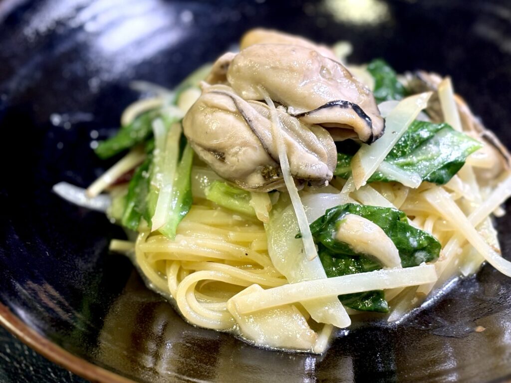 牡蠣と新じゃが芋、新玉ねぎ、春キャベツの黄金スープパスタ