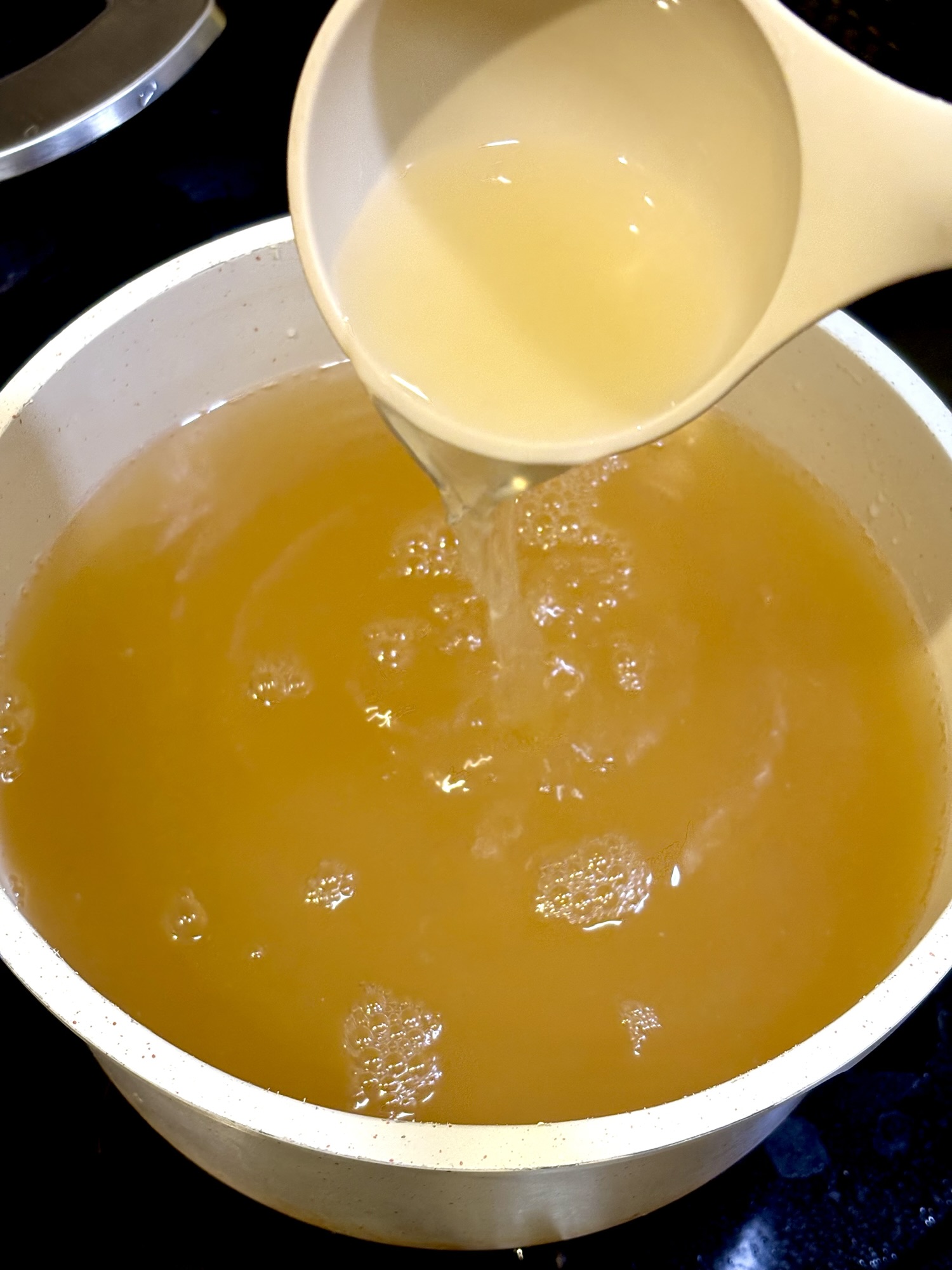 マイヤーハイプレッシャークッカーで取った濁りにくい黄金色の魚スープ