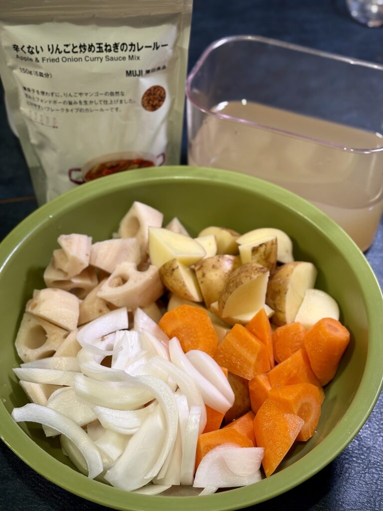 れんこん、新じゃが芋、にんじん、玉ねぎ、魚出汁、無印のカレールーを用意した様子