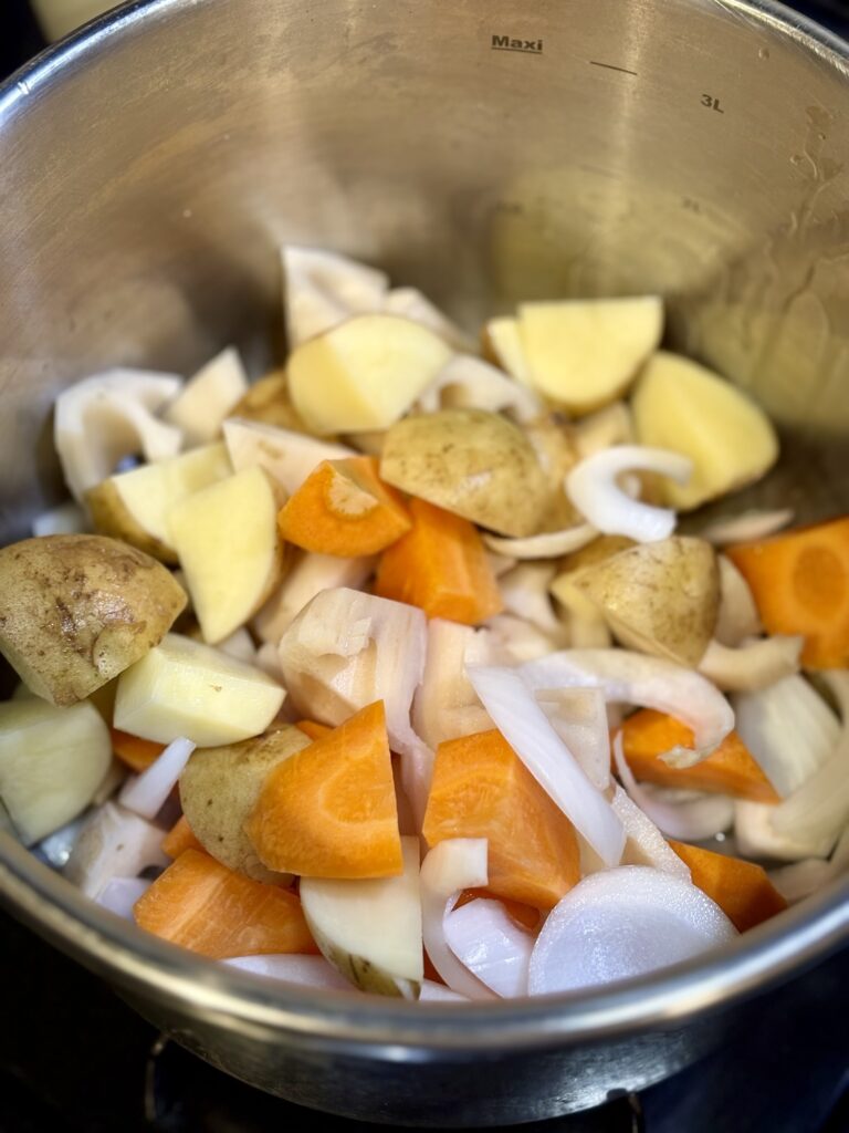 マイヤーハイプレッシャークッカーでれんこん、新じゃが芋、にんじん、玉ねぎを炒める様子