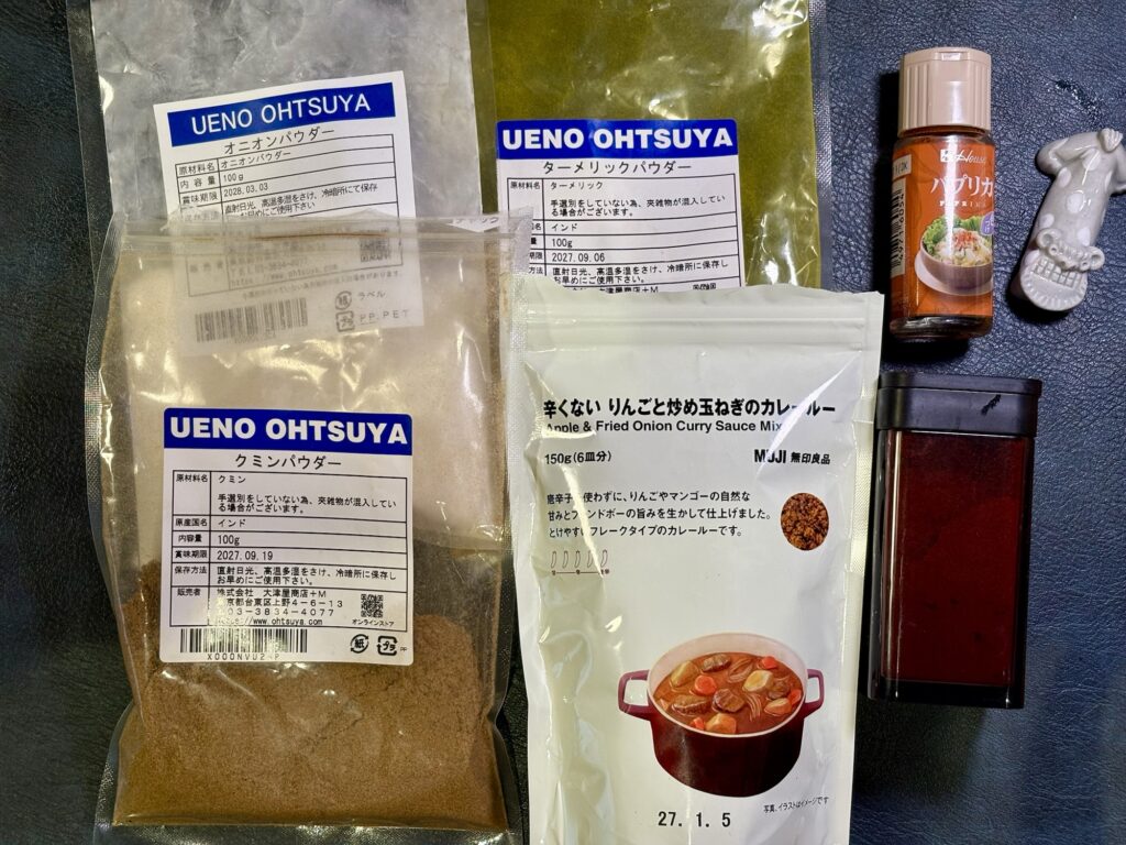 瓦焼きそばカレーに使うクミン、ターメリック、パプリカ、オニオンパウダー、チリパウダー、無印カレールー