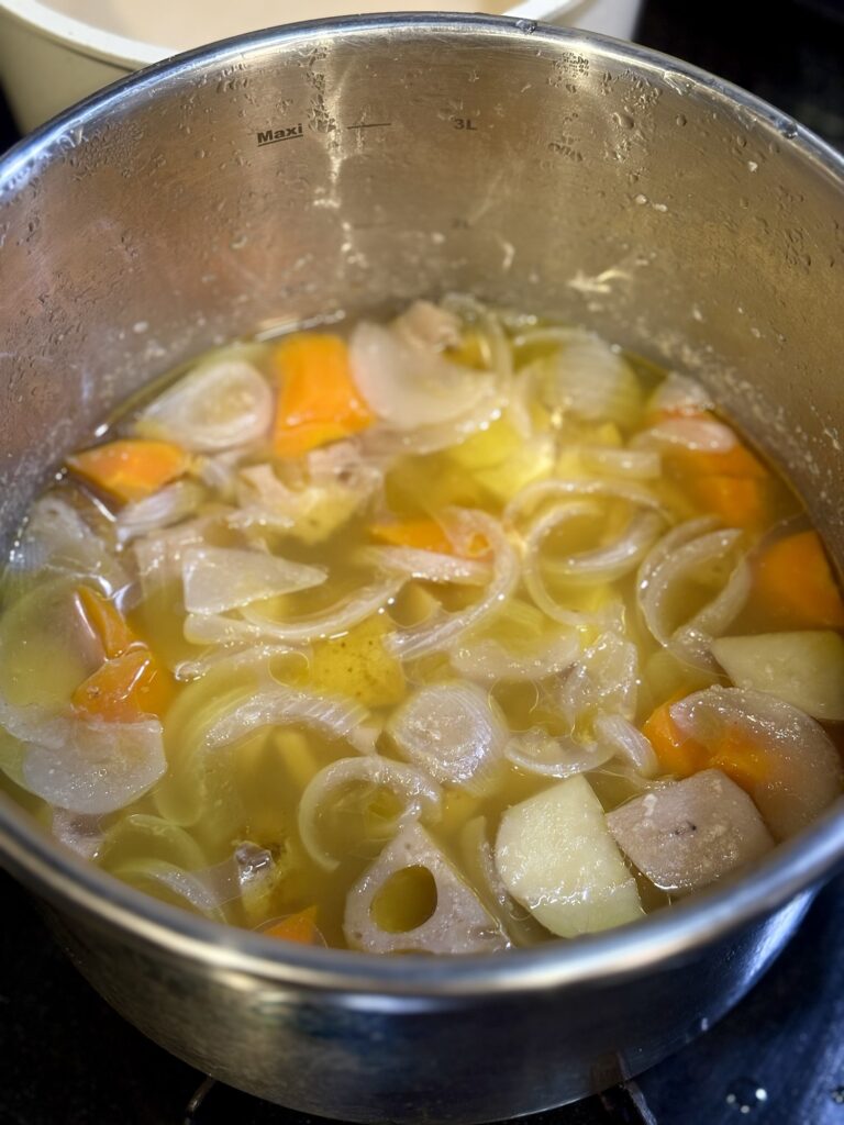 3分加圧と自然減圧後の根菜入り魚出汁カレーの鍋