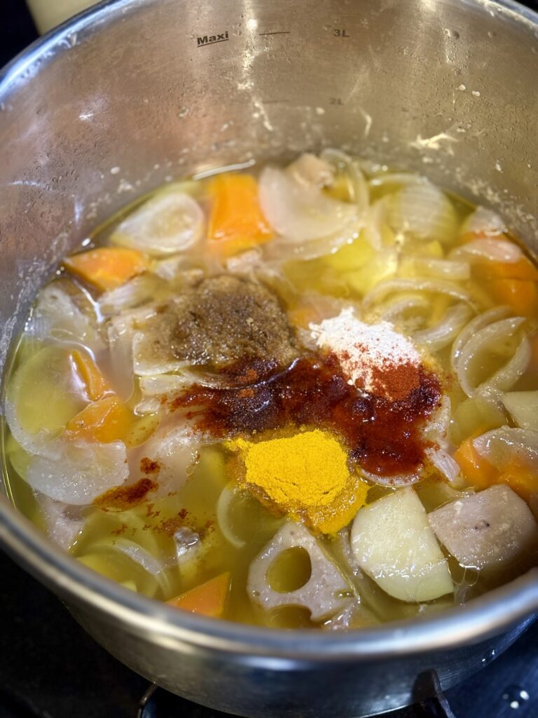 自然減圧後の鍋にクミン、ターメリック、パプリカ、オニオンパウダーを加えた様子