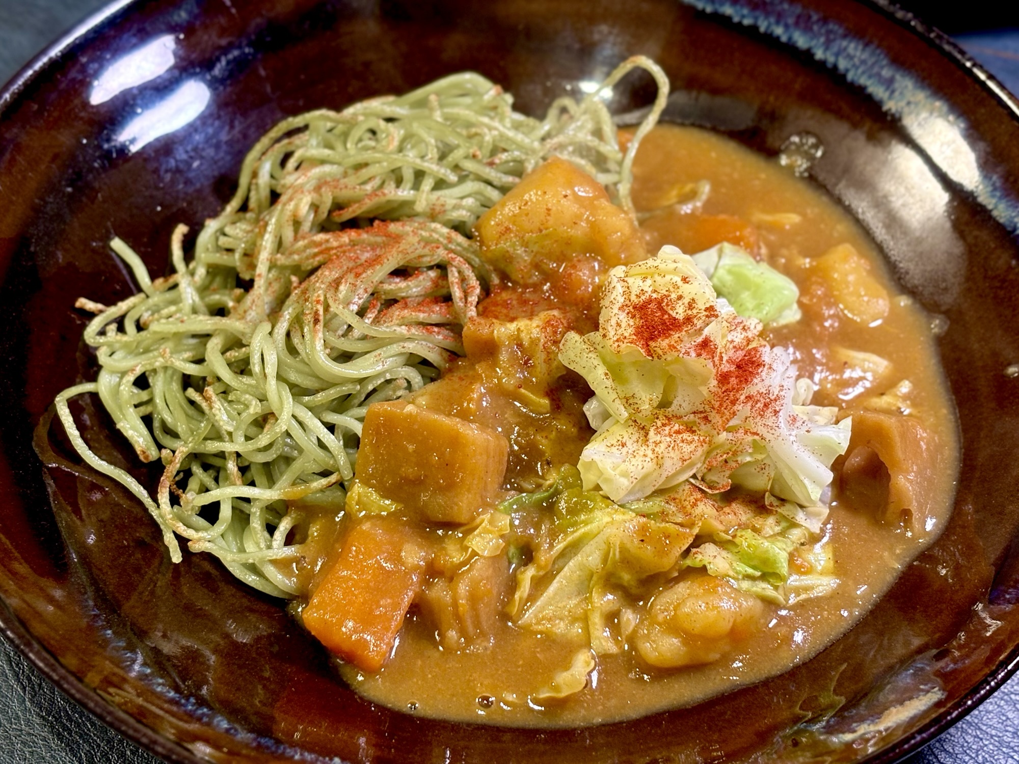 パリパリ茶そばと根菜カレー、春キャベツを盛り付けた瓦焼きそばカレー