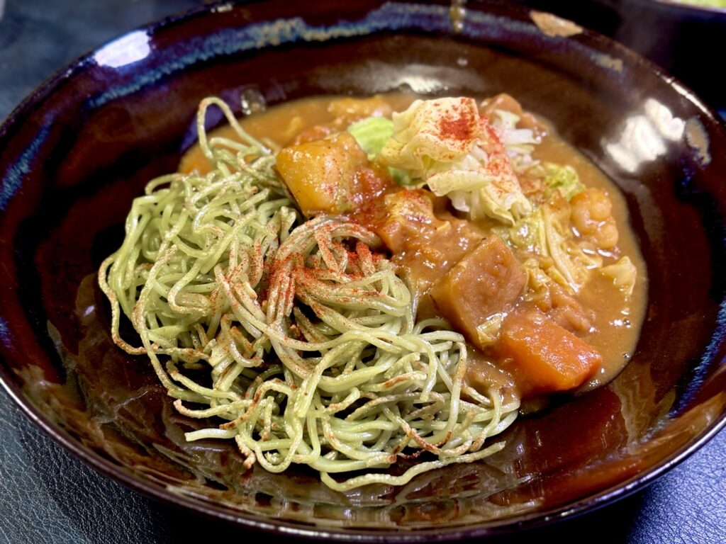 魚出汁とヌクマムで仕上げた根菜カレーをパリパリの茶そばに合わせた瓦焼きそばカレー